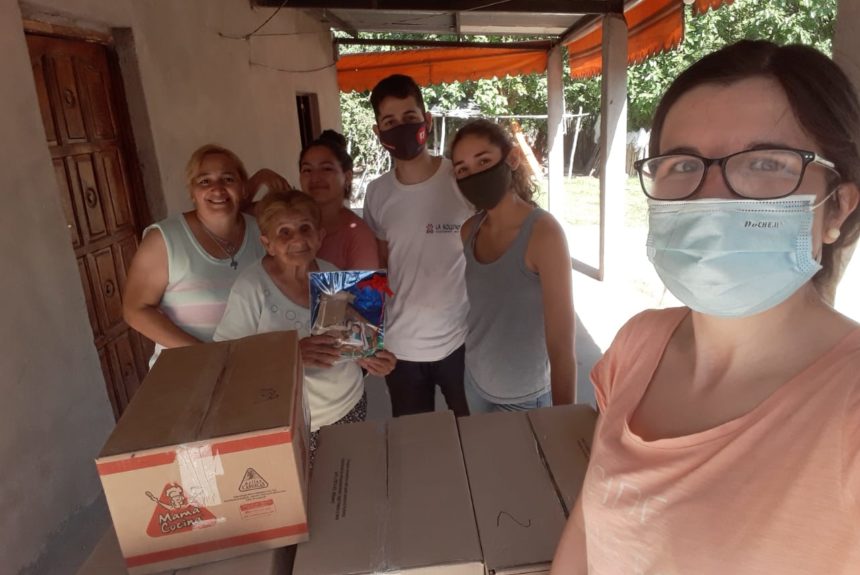 Entrega de cajas navideñas en el pueblo de La Soledad