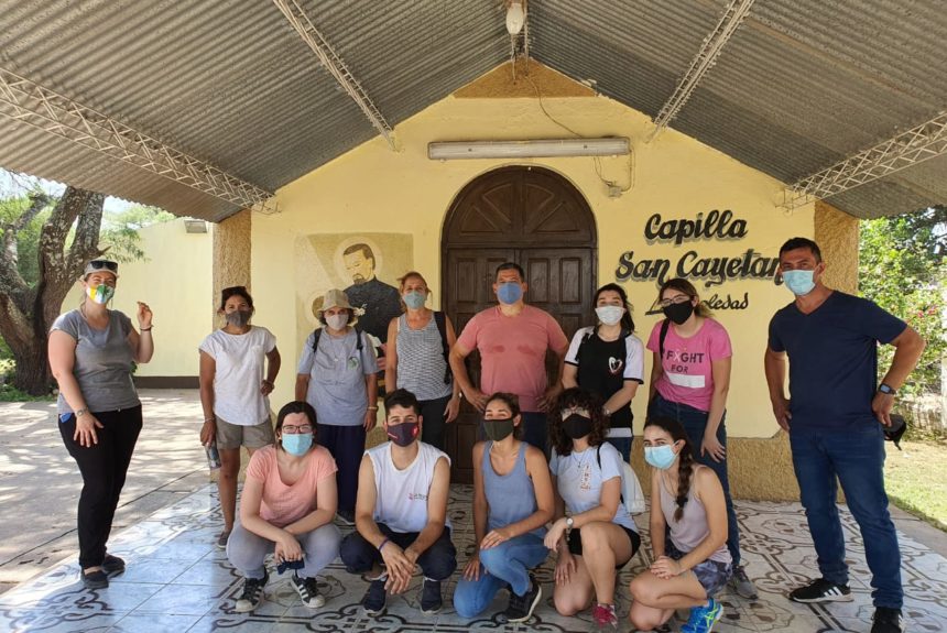 Entrega de cajas navideñas en el pueblo de La Soledad