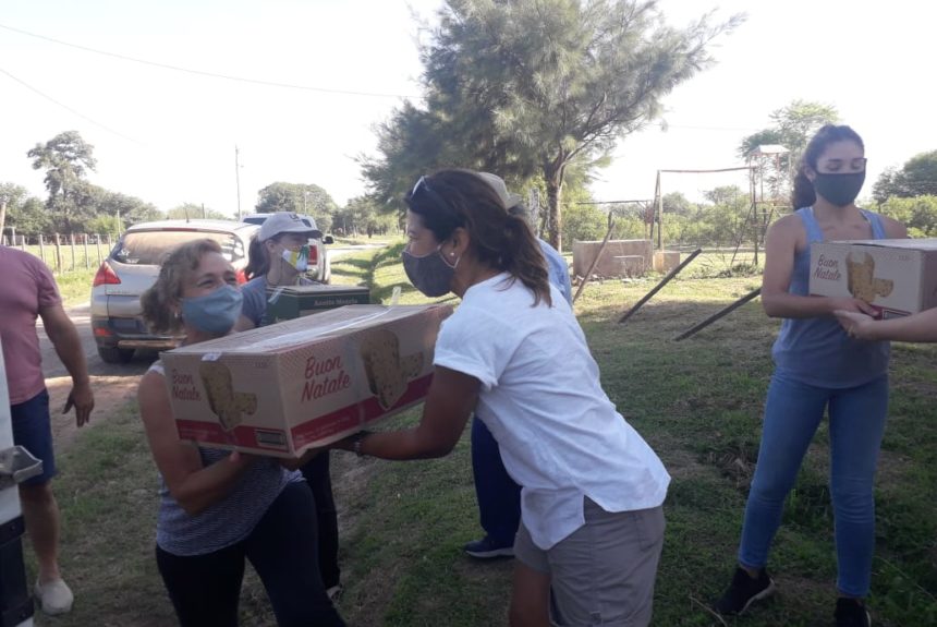 Entrega de cajas navideñas en el pueblo de La Soledad