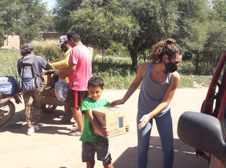 Entrega de cajas navideñas en el pueblo de La Soledad