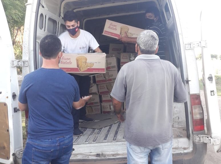 Entrega de cajas navideñas en el pueblo de La Soledad